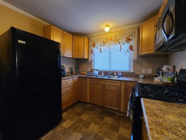 Building Photo - Furnished 2-bedroom, 1-bathroom House in S...