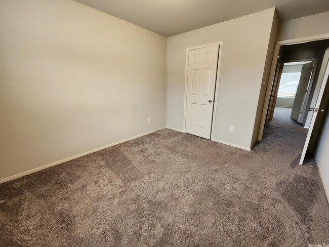 Building Photo - 2405 Vivian Dr