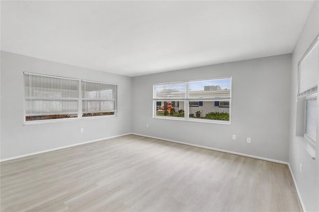 Foto del edificio - 250 Rosery Rd NW