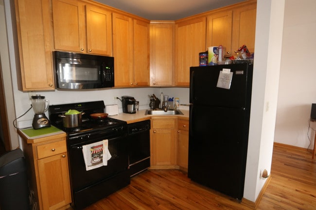 Building Photo - 865 W Buckingham Pl