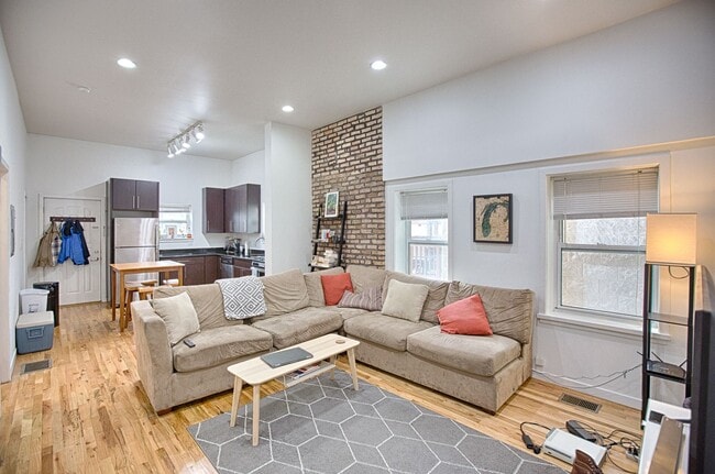 Foto del edificio - UK Village 2 Bedroom with Central Heat & A/C, In-Unit Laundry, Exposed Brick. Free Fast Internet ...