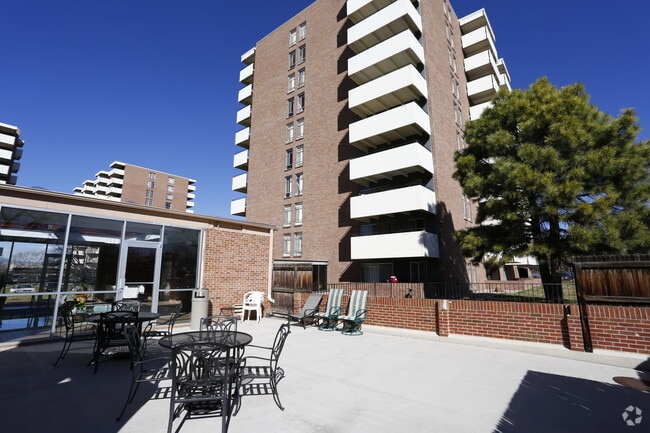 Outdoor Patio - Da Vinci Apartments