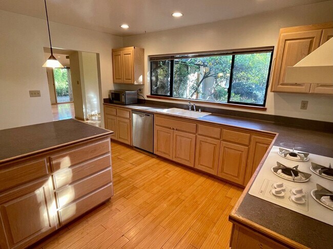 Foto del edificio - Charming Unique 4 Bedroom 2.5 Bath Located...