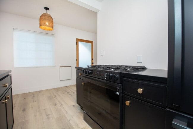 Foto del edificio - Stylishly Remodeled 1 Bed/1Bath in Crown P...