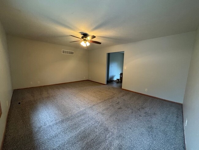 Foto del edificio - **AVAILABLE NOW** 3 bedroom, 2 bath townho...