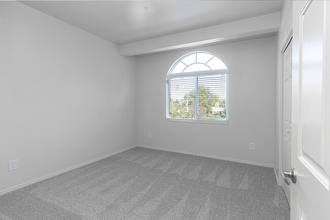 Foto del edificio - Silver Pines Senior Community