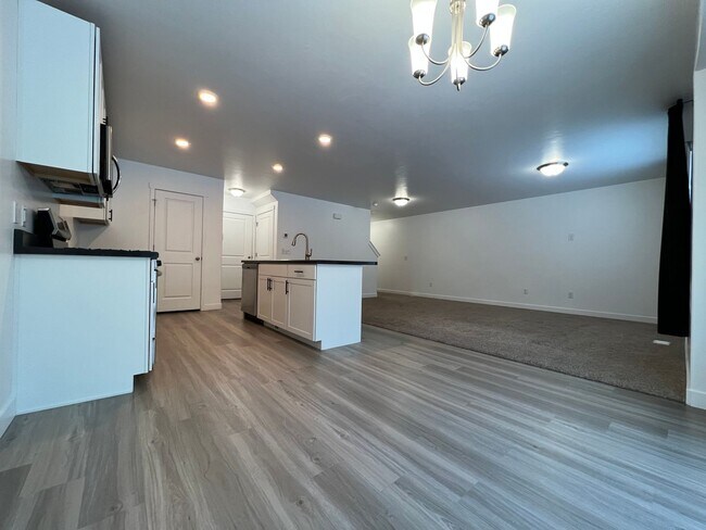 Building Photo - 3 Bd/2 Ba Townhouse in Herriman