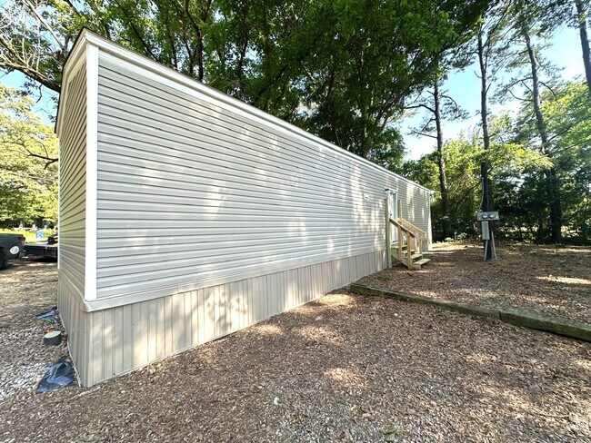 Building Photo - Brand new Efficiency 1 BR mobile home with large bonus room
