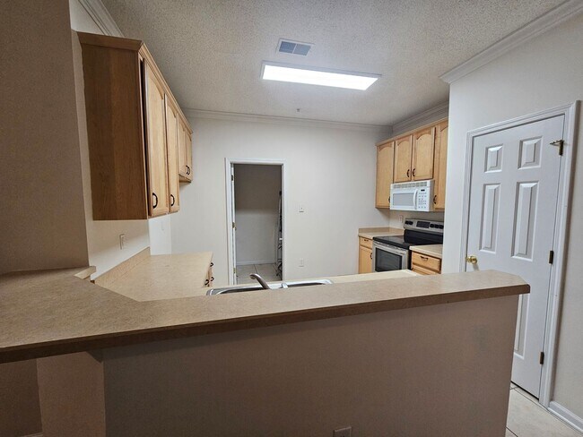 Foto del edificio - 5840 Longwood Dr