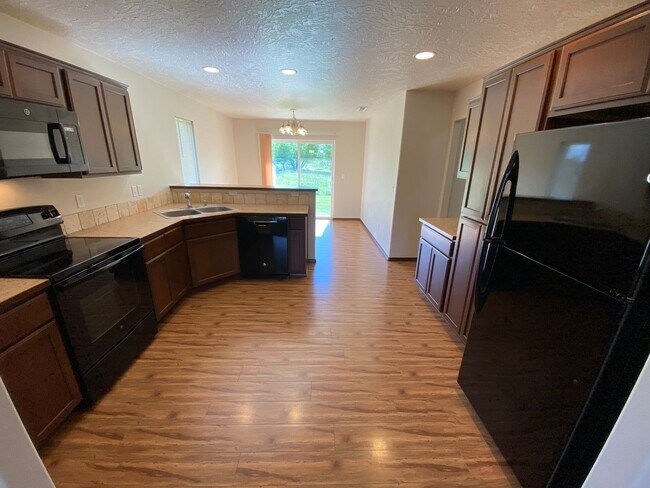 Building Photo - Well-Built 3 Bedroom Home for Rent!