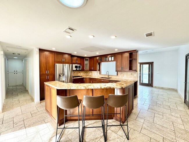 Building Photo - Beautiful 3Bd/2Ba Home Located With Canyon...