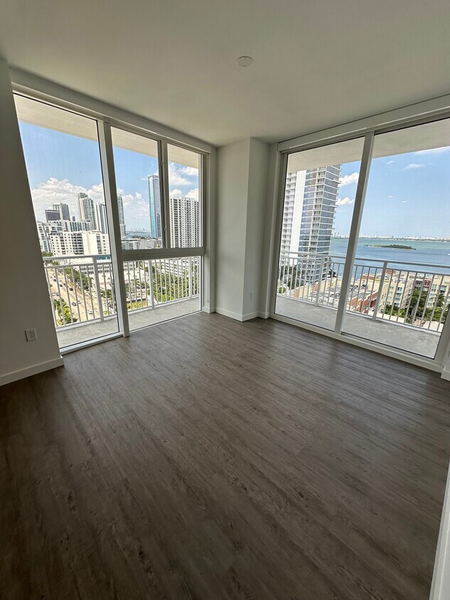 Foto principal - 221 NE 19th St