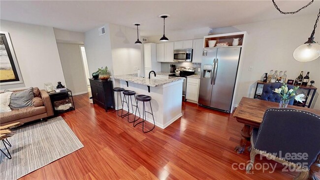 Foto del edificio - 415 W 8th St
