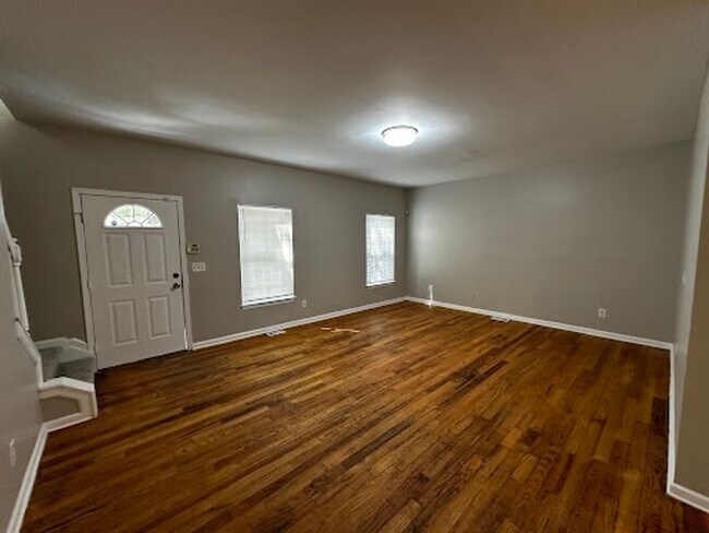 Foto del edificio - 5 Bed 3 bath in Atlanta!