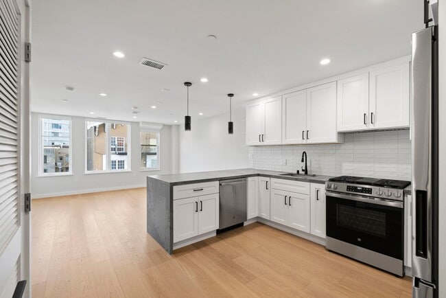 Building Photo - 693 Sutter St