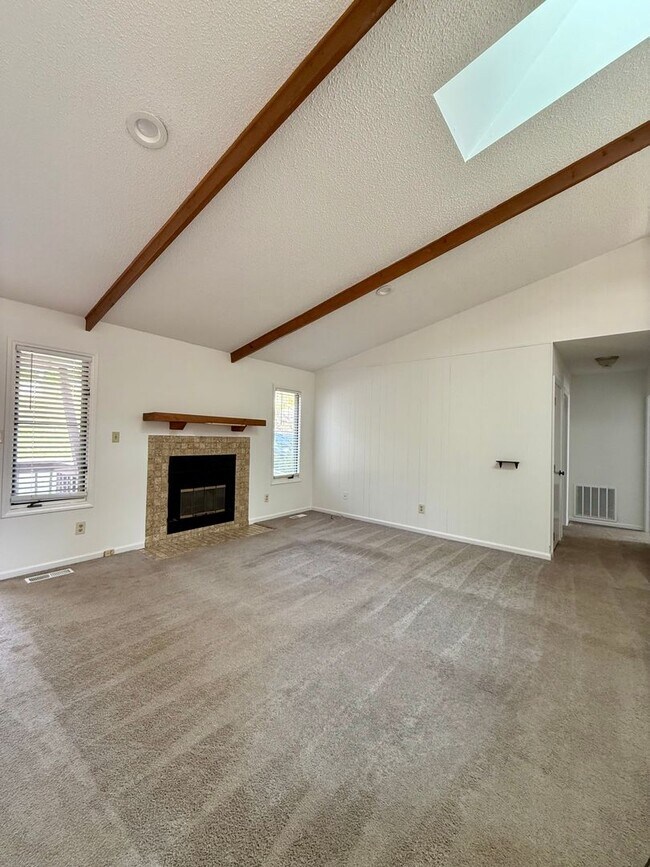 Foto del edificio - Two Bedroom Duplex with Garage and Storage...