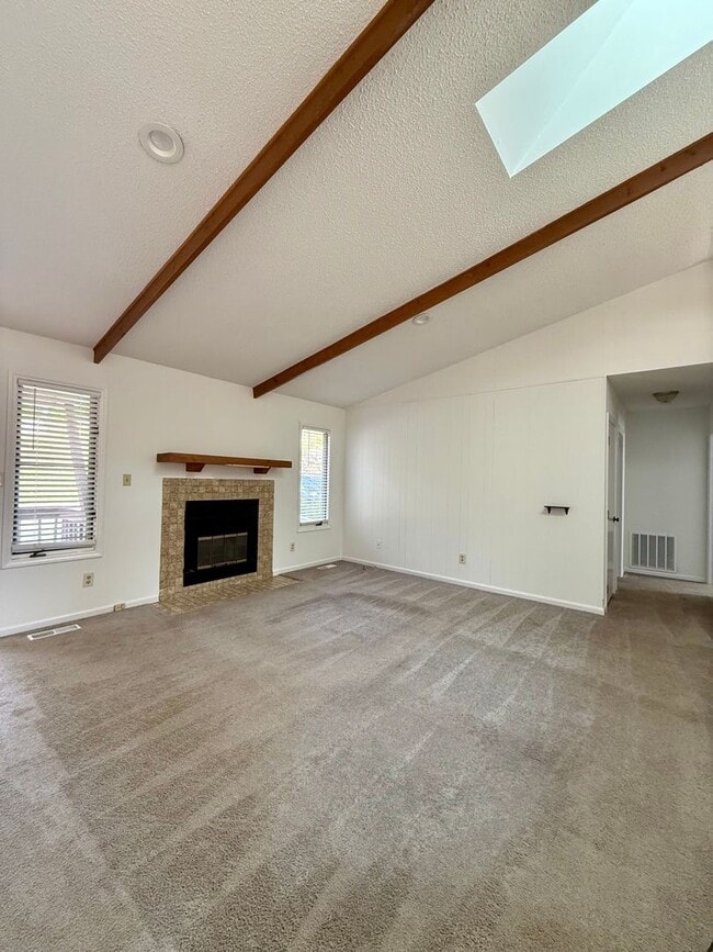 Building Photo - Two Bedroom Duplex with Garage and Storage / North Asheville