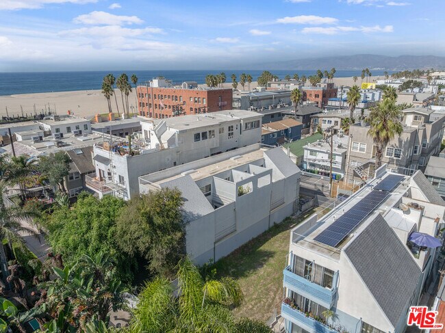 Foto del edificio - 21 1/2 Wavecrest Ave