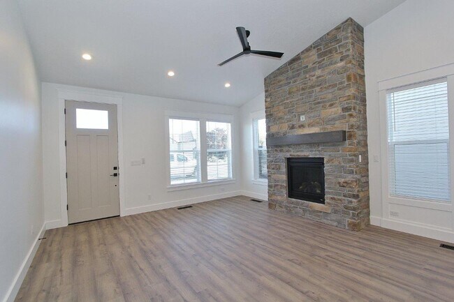 Building Photo - Immaculate Single-Level Patio Home