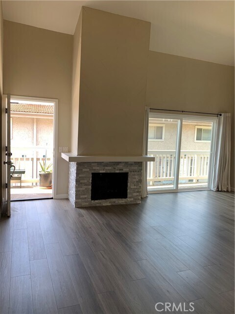 Foto del edificio - 23821 Hillhurst Dr