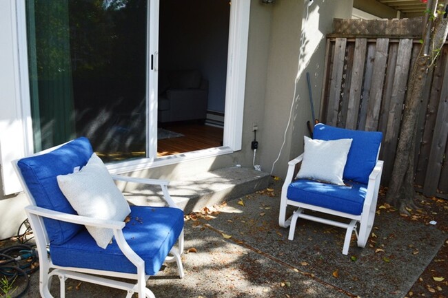 Foto del edificio - Updated Two Bedroom Condo with Views of th...