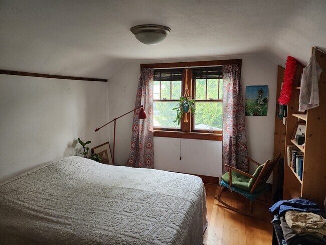 Dormitorio - 2105 E Washington Ave