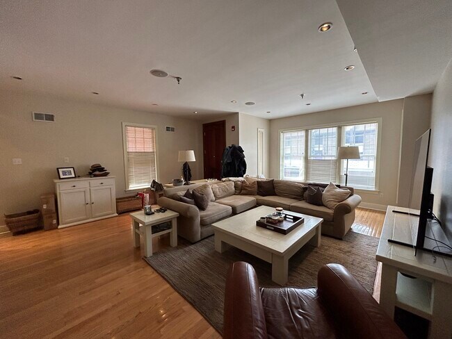 Segundo piso: ¡Precioso salón con bonitas ventanas! - 709 Copeland St