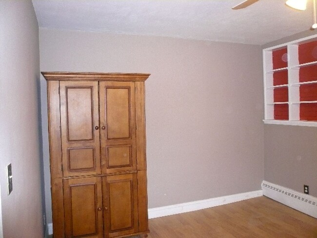 Building Photo - Large studio in a prime location of Coolid...