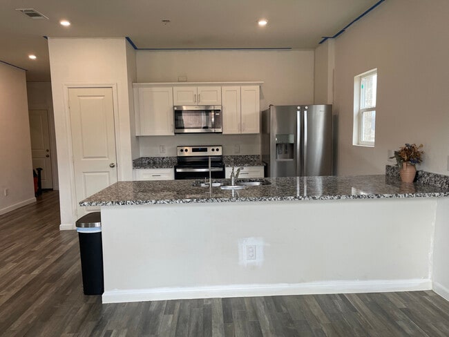 Building Photo - 932 Avagail Ave