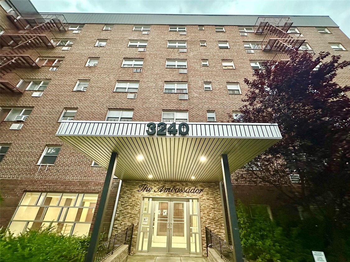 Primary Photo - 3240 Riverdale Ave