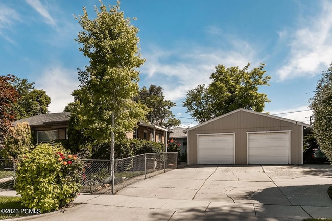 Garage/Carport - 632 E Kensington Ave