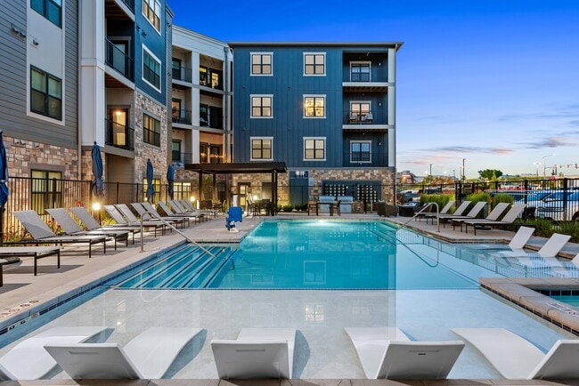 Building Photo - Pine + Parker