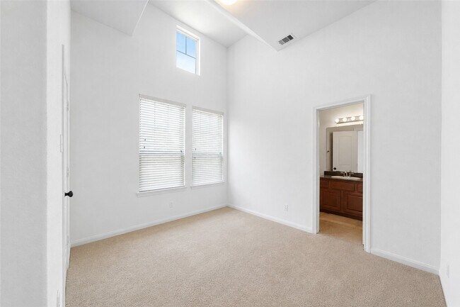 Foto del edificio - 5 Cheswood Manor Drive