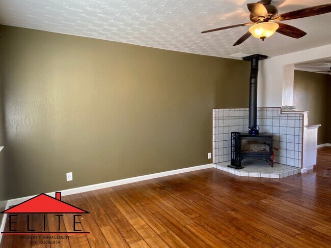 Foto del edificio - NORTHWEST HOME AVAILABLE IN NOW!