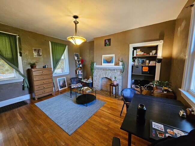 Foto del edificio - 1599 Fallowfield Ave