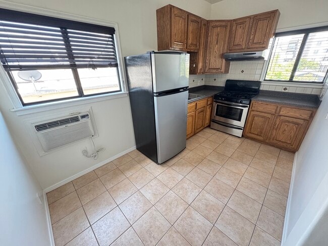 Building Photo - 1341 N Bronson Ave