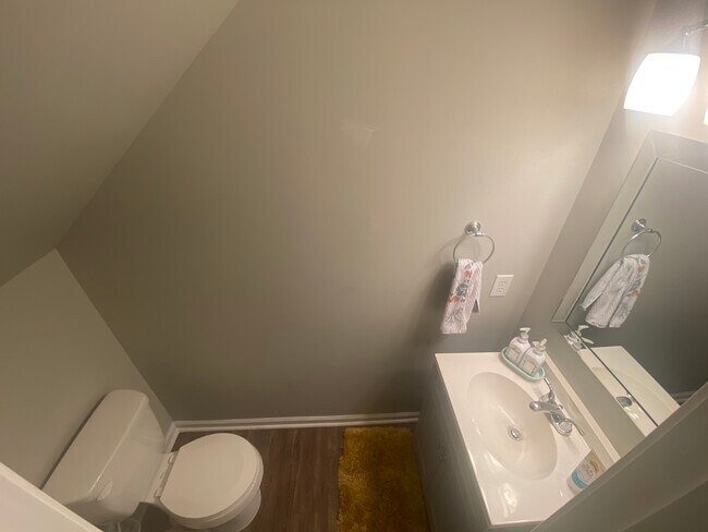 Foto del edificio - 412 Walnut Woods Dr