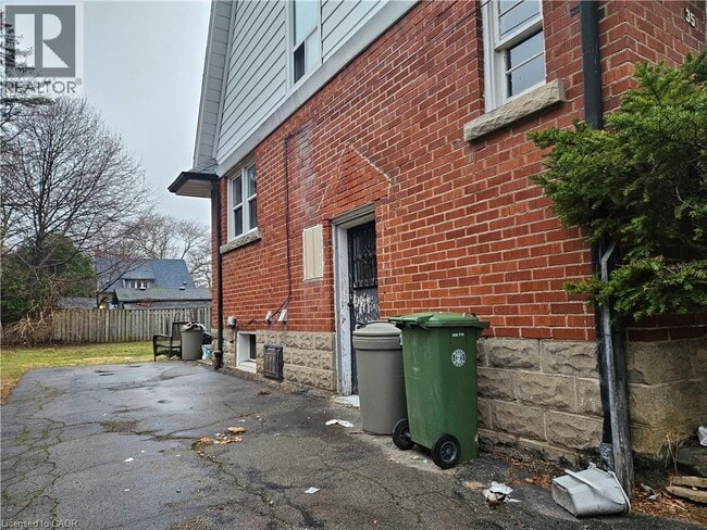 Building Photo - 35 Kingsmount St N