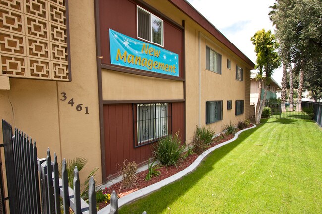 Building Photo - Cazador Court Apartments
