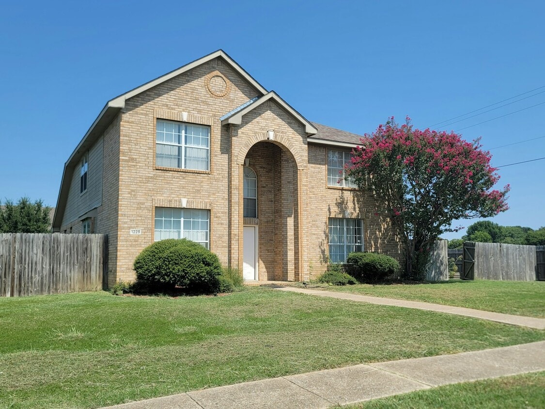 Photo - 1229 Tralee Lane