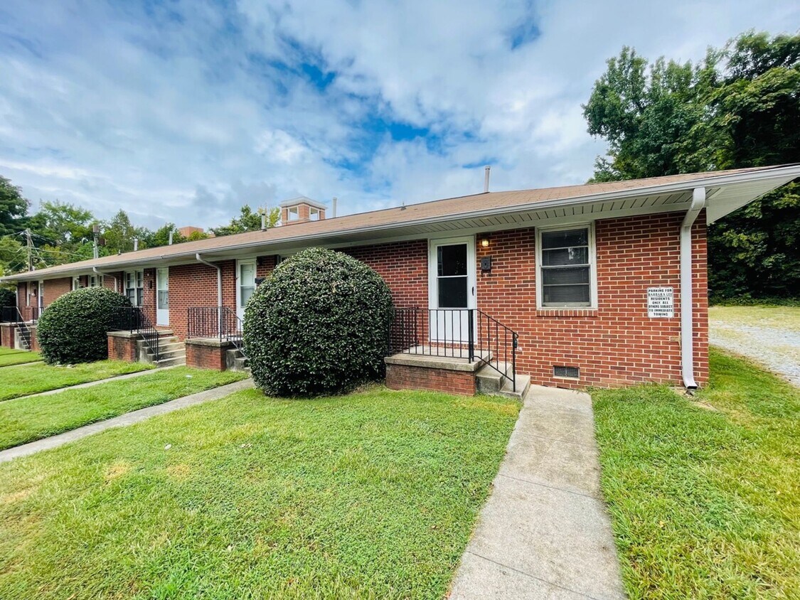 Primary Photo - 1BR by UNC-G with Free Parking!