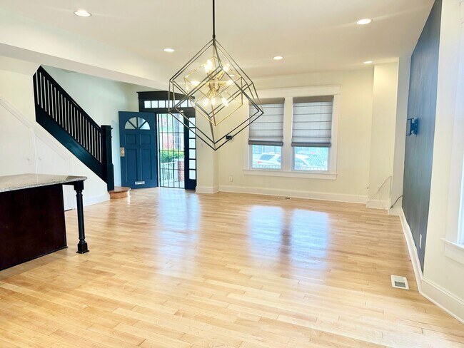 Foto del edificio - 5 Bedrooms!  Private In-Law Suite! Pets We...