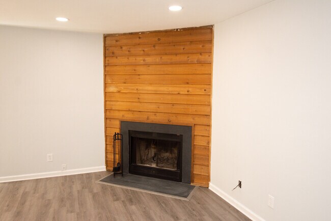 Building Photo - 500 Barberton Dr