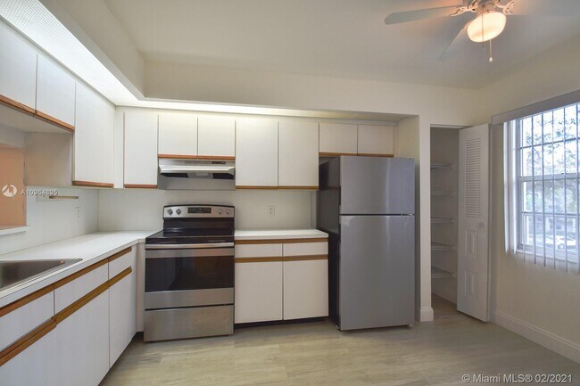 Building Photo - 1001 SW 128th Terrace