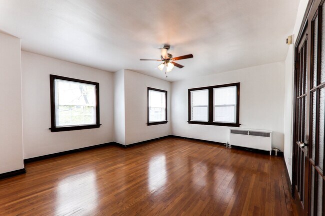 Foto del edificio - 335 E Broadway