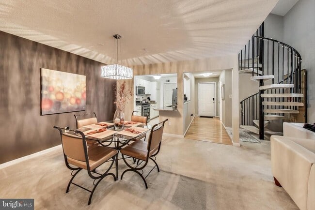 Building Photo - 10021 Vanderbilt Cir