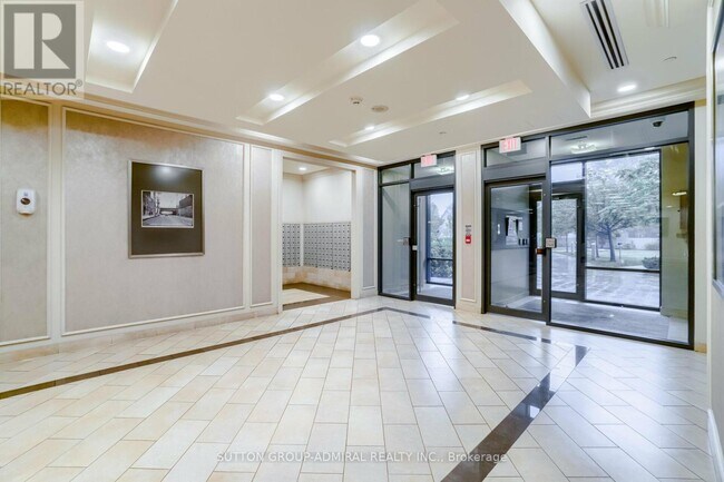 Building Photo - 60 Heintzman St