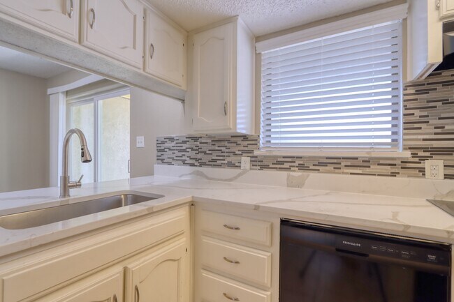 Foto del edificio - 707 Harbour Town Dr