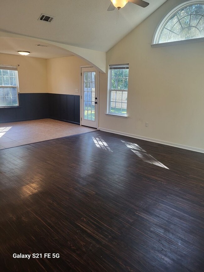 Building Photo - Beautiful 3/2 Near Moody Air Force Base