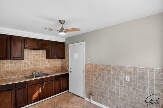 Foto del edificio - $1300 3 bedroom bungalow